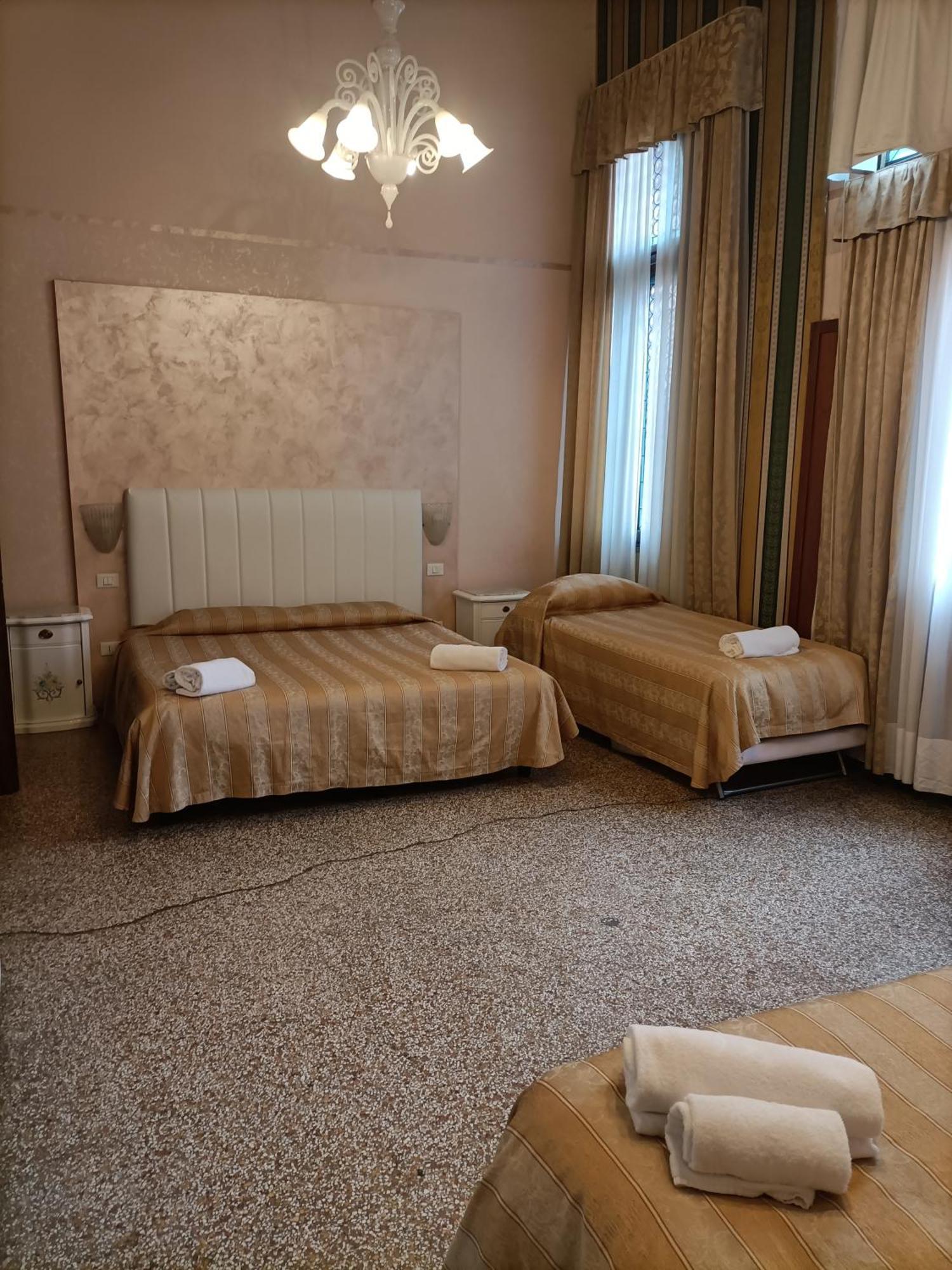 Palazzo Lion Morosini - Check In Presso Locanda Ai Santi Apostoli Venesia Bagian luar foto